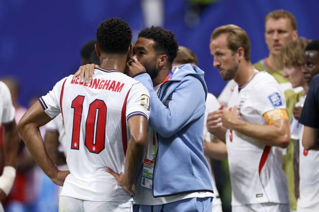 England v Congo DR: Round Of 32 - FIFA World Cup, WM, Weltmeisterschaft, Fussball 2026 Jude Bellingham and Reece James of England cover their mouths while speaking in the hydration break during the FIFA World Cup 2026 Round Of 32 match between England and Congo DR at Atlanta Stadium on July 1, 2026 in Atlanta, United States. Atlanta Atlanta Stadium GA United States Copyright: xAllstarxPicturexLibraryxLtdx