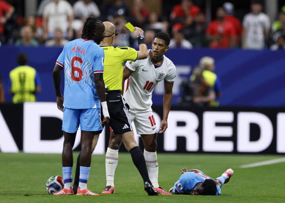 England v Congo DR: Round Of 32 - FIFA World Cup, WM, Weltmeisterschaft, Fussball 2026 Jude Bellingham of England is shown a Yellow card and booked by referee Adham Makhadmeh during the FIFA World Cup 2026 Round Of 32 match between England and Congo DR at Atlanta Stadium on July 1, 2026 in Atlanta, United States. Atlanta Atlanta Stadium GA United States Copyright: xAllstarxPicturexLibraryxLtdx