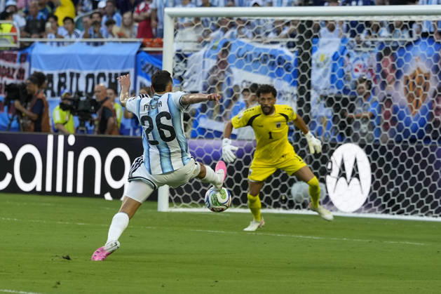 July 3, 2026, Miami Gardens, Florida, USA: Defender Nahuel Molina (26) of Argentina stretches for a pass in front of Goalkeeper Josimar JosÅ½ Vozinha (1) of Cape Verde during the second half of the World Cup Round of 32 match between Argentina and Cape Verde at Miami Stadium. Argentina defeated Cape Verde 3-2. Miami Gardens USA - ZUMAd212 20260703_zsp_d212_080 Copyright: xRichardxDolex