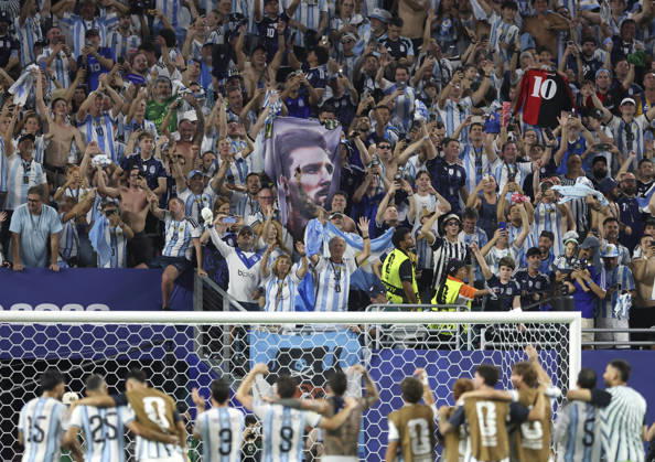 (260704) -- MIAMI, July 4, 2026 -- Players of Argentina celebrate with fans after winning the round of 32 match between Argentina and Cabo Verde at the 2026 FIFA World Cup, WM, Weltmeisterschaft, Fussball at Miami Stadium, Miami, the United States, July 3, 2026. ) (SP)U.S.-MIAMI-FOOTBALL-FIFA WORLD CUP-ROUND OF 32-ARGENTINA VS CABO VERDE ZhangxChen 