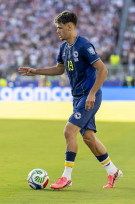 SANTA CLARA, CA - JULY 01: Kerim Alajbegovic 19 of Bosnia and Herzegovina controls the ball during the FIFA World Cup, WM, Weltmeisterschaft, Fussball round of 32 match between the United States (USA) and Bosnia and Herzegovina on July 1, 2026 at San Francisco Bay Area Stadium in Santa Clara, CA. (Photo by Bob Kupbens Icon Sportswire) SOCCER: JUL 01 FIFA World Cup 26 Round of 32 - USA v Bosnia and Herzegovina EDITORIAL USE ONLY Icon260701189