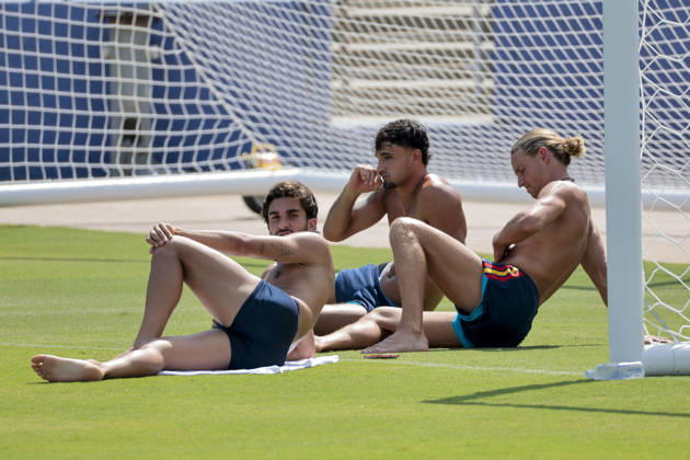 Sport Bilder des Tages Spain s Ferran Lopez, Marc Pubill and Marcos Llorente, during the team s training session in Dallas, USA, 5 July 2026. Spain will face Portugal in the Round of 16 match at the 2026 FIFA World Cup, WM, Weltmeisterschaft, Fussball in 6 July 2026. Spain training session !ACHTUNG: NUR REDAKTIONELLE NUTZUNG!  Copyright: xLavandeiraxjrx GRAF1546 20260705-55020808511_1