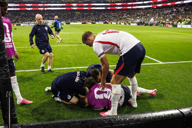 July 5, 2026, Mexico City, Mexico City, Mexico: Jordan Henderson (D) was injured amid the celebrations after winning the match during the FIFA World Cup, WM, Weltmeisterschaft, Fussball 2026 match between Mexico and England. Mexico hosted England at Mexico City Stadium on July 6, 2026 in Mexico City, Mexico Mexico City Mexico - ZUMAf196 20260705_zsp_f196_004 Copyright: xMartinxFonsecax
