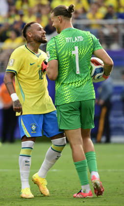 EAST RUTHERFORD, NEW JERSEY - JULY 5: Neymar of Brazil confronts Norway goalkeeper orjan Nyland after scoring his teams first goal during the FIFA World Cup, WM, Weltmeisterschaft, Fussball 2026 Round Of 16 match between Brazil and Norway at New York New Jersey Stadium on July 5, 2026 in East Rutherford, New Jersey.  Copyright: xMBxMediax
