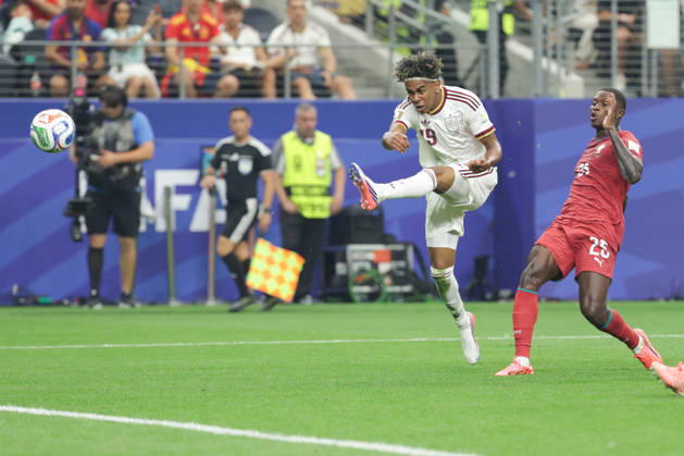 July 6, 2026, Arlington, Texas, USA: Spain forward LAMINE YAMAL (19) kicks the ball during the 2026 FIFA World Cup, WM, Weltmeisterschaft, Fussball round of 16 match between Spain and Portugal at Dallas Stadium in Arlington, Texas. Arlington USA - ZUMAh193 20260706_zsp_h193_019 Copyright: xDanielxMcGregor-Huyerx