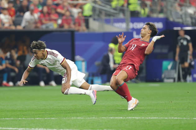 July 6, 2026, Arlington, Texas, USA: Spain forward LAMINE YAMAL (19) falls over during the 2026 FIFA World Cup, WM, Weltmeisterschaft, Fussball round of 16 match between Spain and Portugal at Dallas Stadium in Arlington, Texas. Arlington USA - ZUMAh193 20260706_zsp_h193_038 Copyright: xDanielxMcGregor-Huyerx