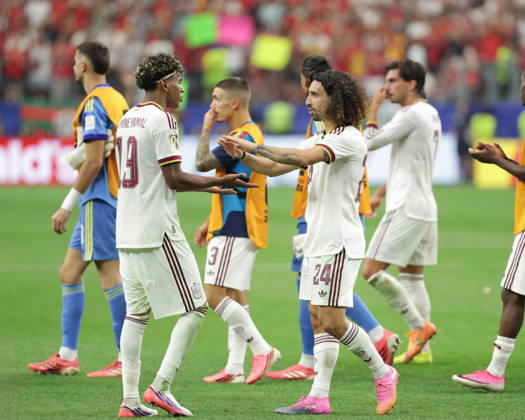 July 6, 2026, Arlington, Texas, USA: Spain forward LAMINE YAMAL (19) and Spain defender MARC CUCURELLA (24) celebrates after the 2026 FIFA World Cup, WM, Weltmeisterschaft, Fussball round of 16 match between Spain and Portugal at Dallas Stadium in Arlington, Texas. Spain defeated Portugal, 1-0. Arlington USA - ZUMAh193 20260706_zsp_h193_053 Copyright: xDanielxMcGregor-Huyerx