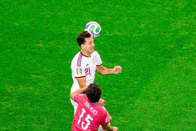 July 6, 2026, Arlington, Texas, USA: Spain forward Mikel Oyarzabal (21) headers the ball in the FIFA World Cup, WM, Weltmeisterschaft, Fussball 2026, round of 16 football match between Spain and Portugal on July 06, 2026. Arlington USA - ZUMAm348 20260706_znp_m348_019 Copyright: xLuisxRevillaxMatax