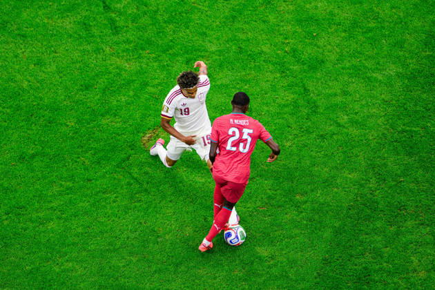 July 6, 2026, Arlington, Texas, USA: Spain forward Lamine Yamal (19) defends against Portugal defender Nuno Mendes (25) in the FIFA World Cup, WM, Weltmeisterschaft, Fussball 2026, round of 16 football match between Spain and Portugal on July 06, 2026. Arlington USA - ZUMAm348 20260706_znp_m348_031 Copyright: xLuisxRevillaxMatax