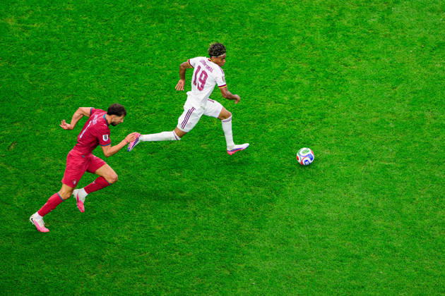 July 6, 2026, Arlington, Texas, USA: Spain forward Lamine Yamal (19) dribbles the ball forward chased by Portugal defender Ruben Dias (3) in the FIFA World Cup, WM, Weltmeisterschaft, Fussball 2026, round of 16 football match between Spain and Portugal on July 06, 2026. Arlington USA - ZUMAm348 20260706_znp_m348_045 Copyright: xLuisxRevillaxMatax