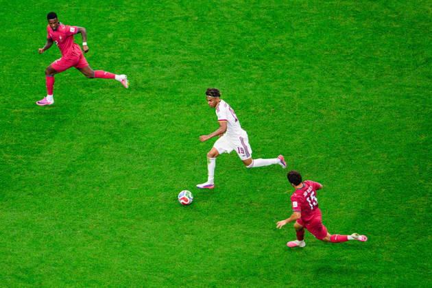 July 6, 2026, Arlington, Texas, USA: Spain forward Lamine Yamal (19) dribbles the ball forward between Portugal defender Nelson Semedo (2) and Portugal midfielder Joao Neves (15) in the FIFA World Cup, WM, Weltmeisterschaft, Fussball 2026, round of 16 football match between Spain and Portugal on July 06, 2026. Arlington USA - ZUMAm348 20260706_znp_m348_050 Copyright: xLuisxRevillaxMatax