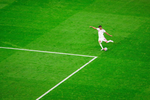July 6, 2026, Arlington, Texas, USA: Spain forward Lamine Yamal (19) crosses the ball in the FIFA World Cup, WM, Weltmeisterschaft, Fussball 2026, round of 16 football match between Spain and Portugal on July 06, 2026. Arlington USA - ZUMAm348 20260706_znp_m348_051 Copyright: xLuisxRevillaxMatax