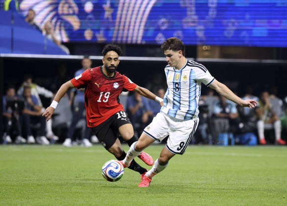 07.07.2026, Fussball Weltmeisterschaft 2026 in den USA, Achtelfinale, Argentinien - Ägypten, im Mercedes-Benz Stadium (Atlanta, GA), v.li: Marwan Ateya (Ägypten) gegen Valentin Barco (Argentinien).