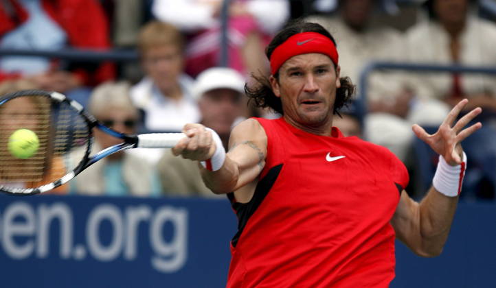 USA TENNIS US OPEN US OPEN TENNIS TOURNAMENT epa00806869 Carlos Moya of Spain hits a forehand return to Paul-Henri Mathieu of France during their second round match on the fifth day of the 2006 US Open tennis tournament in Flushing Meadows, New York Friday, 01 September 2006. FLUSHING MEADOWS United States  Copyright: xANDREWxGOMBERTx