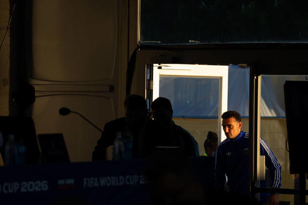 (260711) -- KANSAS CITY, July 11, 2026 -- Lionel Scaloni, head coach of Argentina, arrives for a press conference, PK, Pressekonferenz ahead of the quarterfinal between Argentina and Switzerland at the 2026 FIFA World Cup, WM, Weltmeisterschaft, Fussball in Kansas City, the United States, on July 10, 2026. ) (SP)U.S.-KANSAS CITY-FOOTBALL-FIFA WORLD CUP-PRESS CONFERENCE-TEAM ARGENTINA XiaoxYijiu