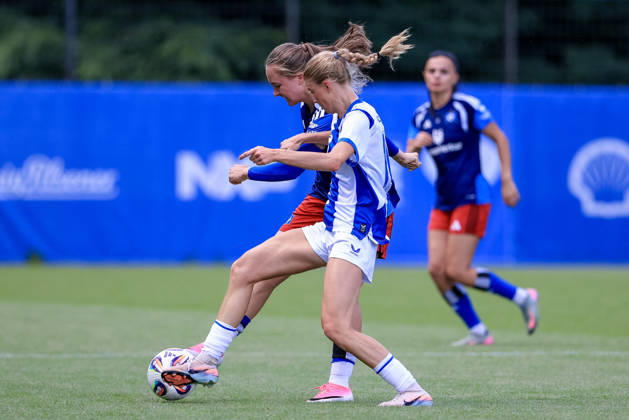 v.li.: Camilla Linberg (Hamburger SV, HSV, 7) und Aurelia Haesler (Hertha BSC, 10) im Zweikampf, Duell, Dynamik, Aktion, Action, Spielszene, 11.07.2026, Hamburg (Deutschland), Fussball, Testspiel Frauen, Hamburger SV - Hertha BSC