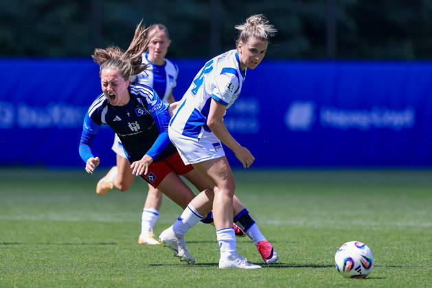 v.li.: Camilla Linberg (Hamburger SV, HSV, 7) und Jennifer Cramer (Hertha BSC, 24) im Zweikampf, Duell, Dynamik, Aktion, Action, Spielszene, 11.07.2026, Hamburg (Deutschland), Fussball, Testspiel Frauen, Hamburger SV - Hertha BSC