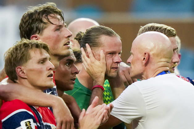 2026 FIFA World Cup: Norway vs. England, Miami Gardens, Florida, USA, July 11, 2026. Norway’s Martin Ødegaard, Sander Berge, goalkeeper Orjan Haskjold Nyland, and national team coach Stale Solbakken after the quarterfinal match in the 2026 FIFA World Cup between Norway and England at Miami Stadium. Photo: Fredrik Varfjell, NTB, Miami Gardens, Florida, USA. EDITORIAL USE ONLY. RESTRICTED USE FOR BETTING COMPANIES. Copyright: xFredrikxVarfjellx xNTBx