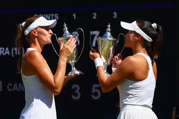 Sport Bilder des Tages Hanyu Guo and Kristina Mladenovic celebrate victory in the Ladies Doubles Final Wimbledon Tennis Championships, Day 14, The All England Lawn Tennis and Croquet Club, London, UK - 12 Jul 2026London The All England Lawn Tennis and United Kingdom  Copyright: xJamesxMarsh Shutterstockx 16981035cp