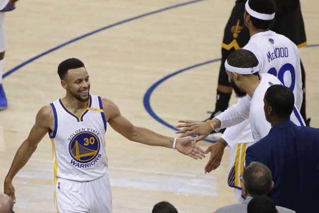 USA BASKETBALL NBA, Basketball Herren, USA FINALS Cleveland Cavaliers at Golden State Warriors epa06011023 Golden State Warriors guard Stephen Curry (L) celebrates with teammates against the Cleveland Cavaliers in the first half of game two of the NBA Finals basketball game at Oracle Arena in Oakland, California, USA, 04 June 2017. OAKLAND United States  Copyright: xMONICAxDAVEYx