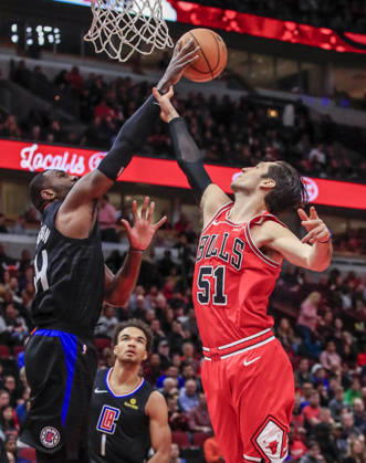 USA BASKETBALL NBA, Basketball Herren, USA Los Angeles Clippers at Chicago Bulls epa08072445 Los Angeles Clippers guard Terance Mann (L) pushes a rebound away from Chicago Bulls guard Ryan Arcidiacono (R) during the NBA basketball game between the Los Angeles Clippers and the Chicago Bulls at the United Center in Chicago, Illinois, USA, 14 December 2019. CHICAGO United States  Copyright: xTANNENxMAURYx