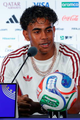 July 13, 2026, Arlington, Texas, USA: Spain forward LAMINE YAMAL (19) speaks to members of the media during a press conference, PK, Pressekonferenz at Dallas Stadium ahead of their semifinal match against France at the 2026 FIFA World Cup, WM, Weltmeisterschaft, Fussball Arlington USA - ZUMAa325 20260713_zsa_a325_034 Copyright: xDavidxBalleringxIix