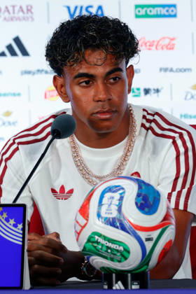 July 13, 2026, Arlington, Texas, USA: Spain forward LAMINE YAMAL (19) speaks to members of the media during a press conference, PK, Pressekonferenz at Dallas Stadium ahead of their semifinal match against France at the 2026 FIFA World Cup, WM, Weltmeisterschaft, Fussball Arlington USA - ZUMAa325 20260713_zsa_a325_049 Copyright: xDavidxBalleringxIix