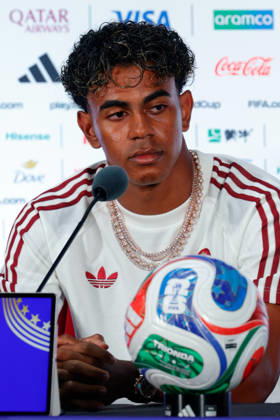 July 13, 2026, Arlington, Texas, USA: Spain forward LAMINE YAMAL (19) speaks to members of the media during a press conference, PK, Pressekonferenz at Dallas Stadium ahead of their semifinal match against France at the 2026 FIFA World Cup, WM, Weltmeisterschaft, Fussball Arlington USA - ZUMAa325 20260713_zsa_a325_052 Copyright: xDavidxBalleringxIix