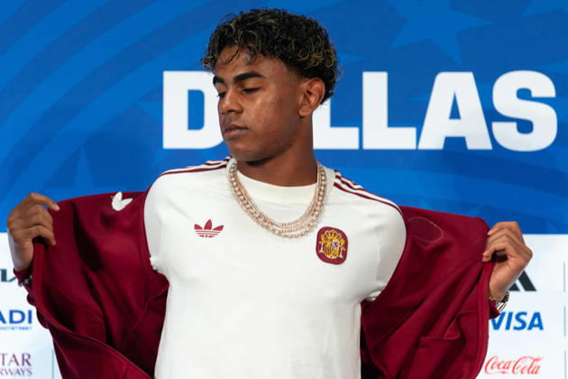 July 13, 2026, Arlington, Texas, USA: Spain forward LAMINE YAMAL takes off his jacket during a press conference, PK, Pressekonferenz prior to a 2026 FIFA World Cup, WM, Weltmeisterschaft, Fussball semifinal match between France and Spain at Dallas Stadium in Arlington, Texas. Arlington USA - ZUMAh193 20260713_zsp_h193_011 Copyright: xDanielxMcGregor-Huyerx