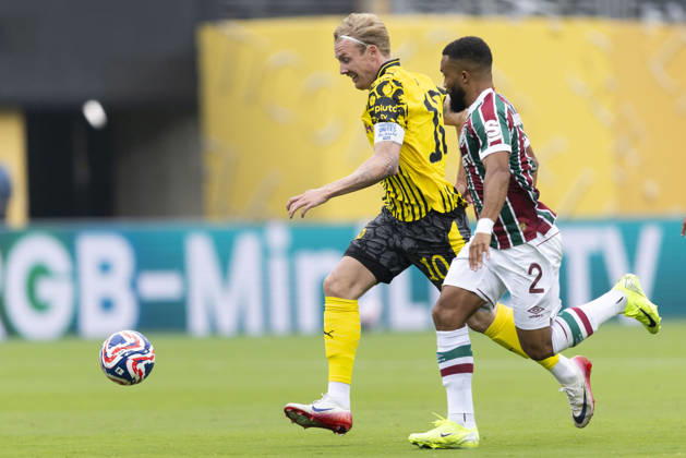 USA SOCCER FIFA Club World Cup 2025 - Fluminense vs Borussia Dortmund epa12181568 Borussia Dortmund s Julian Brandt (L) battles for position with Fluminense s Samuel Xavier (R) during the FIFA Club World Cup 2025 soccer match between Fluminense and Borussia Dortmund in East Rutherford, New Jersey, USA, 17 June 2025. EAST RUTHERFORD United States  Copyright: xJUSTINxLANEx