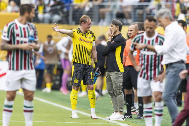 USA SOCCER FIFA Club World Cup 2025 - Fluminense vs Borussia Dortmund epa12181908 Borussia Dortmund s head coach Niko Kovac (4-R) talks with player Julian Brandt (2-R) during the FIFA Club World Cup 2025 soccer match between Fluminense and Borussia Dortmund in East Rutherford, New Jersey, USA, 17 June 2025. EAST RUTHERFORD United States  Copyright: xJUSTINxLANEx
