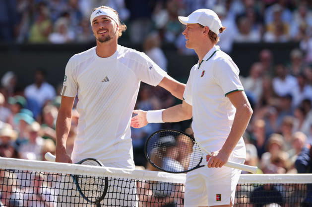 Alexander Zverev (GER) und Jannik Sinner (ITA) stehen am Netz und posen fuer ein Foto vor Spielbeginn, Herren Einzel, Mens Singles, Endspiel, Finale Tennis - Wimbledon 2026 - Grand Slam ITF ATP, Tennis Herren WTA, Tennis Damen - AELTC - London - - Great Britain - 12 July 2026. Copyright: xJuergenxHasenkopfx