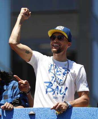 USA BASKETBALL NBA, Basketball Herren, USA CHAMPION WARRIORS PARADE NBA Champion Golden State Warriors Parade epa06803375 Golden State Warriors guard Stephen Curry during the Golden State Warriors and the City of Oakland, Championship Parade to honor the 2018 NBA Champion Golden State Warriors in downtown Oakland, California, USA, 12 June 2018. The Warriors swept the Cleveland Cavaliers to win back-to-back Championships, and it is the teams third win in four seasons. OAKLAND United States  Copyright: xMONICAxM.xDAVEYx
