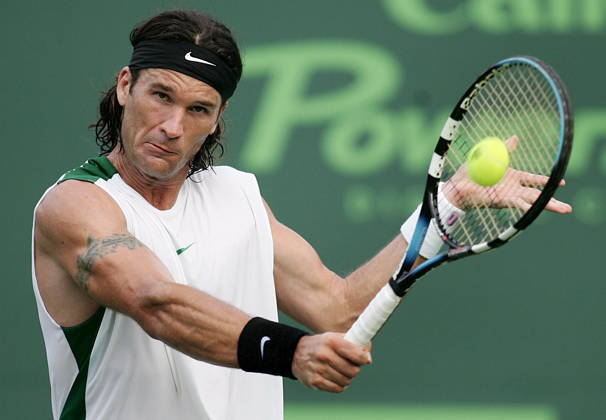 USA TENNIS NASDAQ-100 OPEN NASDAQ-100 OPEN epa00674796 Carlos Moya of Spain returns the ball to Victor Haneschu of Romania during their first round match at the the NASDAQ-100 Open in Key Biscayne. Florida Wednesday, 22 March 2006. Miami United States  Copyright: xCHRISTIANxFORCHERx