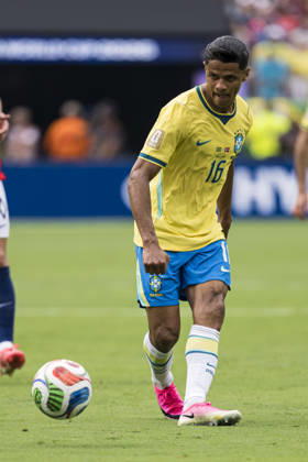 Brazil v Norway: Round of 16 - FIFA World Cup, WM, Weltmeisterschaft, Fussball 2026 New Jersey, United States - 5 July: Douglas Santos of Brazil passes the ball during the FIFA World Cup 2026 Round Of 16 match between Brazil and Norway at New York New Jersey Stadium on July 5, 2026 in East Rutherford, United States East Rutherford New York New Jersey Stadium New Jersey United States Copyright: xLatinxSportxImagesx