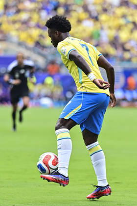 Brazil v Norway: Round of 16 - FIFA World Cup, WM, Weltmeisterschaft, Fussball 2026 New Jersey, United States - 5 July: Vinicius Junior of Brazil controls the ball during the FIFA World Cup 2026 Round Of 16 match between Brazil and Norway at New York New Jersey Stadium on July 5, 2026 in East Rutherford, United States East Rutherford New York New Jersey Stadium New Jersey United States Copyright: xLatinxSportxImagesx
