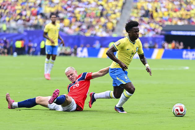Brazil v Norway: Round of 16 - FIFA World Cup, WM, Weltmeisterschaft, Fussball 2026 New Jersey, United States - 5 July: Julian Ryerson of Norway (L) fights for the ball with Vinicius Junior of Brazil (R) during the FIFA World Cup 2026 Round Of 16 match between Brazil and Norway at New York New Jersey Stadium on July 5, 2026 in East Rutherford, United States East Rutherford New York New Jersey Stadium New Jersey United States Copyright: xLatinxSportxImagesx