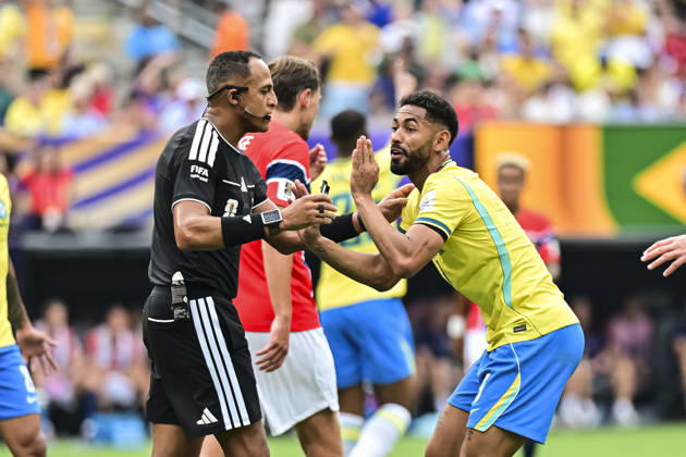 Brazil v Norway: Round of 16 - FIFA World Cup, WM, Weltmeisterschaft, Fussball 2026 New Jersey, United States - 5 July: Matheus Cunha of Brazil (R) appeals for a penalty to Referee Ismail Elfath (L) during the FIFA World Cup 2026 Round Of 16 match between Brazil and Norway at New York New Jersey Stadium on July 5, 2026 in East Rutherford, United States East Rutherford New York New Jersey Stadium New Jersey United States Copyright: xLatinxSportxImagesx