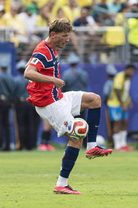 Brazil v Norway: Round of 16 - FIFA World Cup, WM, Weltmeisterschaft, Fussball 2026 New Jersey, United States - 5 July: Sander Berge of Norway passes the ball during the FIFA World Cup 2026 Round Of 16 match between Brazil and Norway at New York New Jersey Stadium on July 5, 2026 in East Rutherford, United States East Rutherford New York New Jersey Stadium New Jersey United States Copyright: xLatinxSportxImagesx