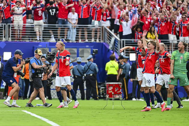Brazil v Norway: Round of 16 - FIFA World Cup, WM, Weltmeisterschaft, Fussball 2026 New Jersey, United States - 5 July: Erling Haaland of Norway (L) celebrate in the Viking rowing ritual with teammates and fans after winning the during the FIFA World Cup 2026 Round Of 16 match between Brazil and Norway at New York New Jersey Stadium on July 5, 2026 in East Rutherford, United States East Rutherford New York New Jersey Stadium New Jersey United States Copyright: xLatinxSportxImagesx
