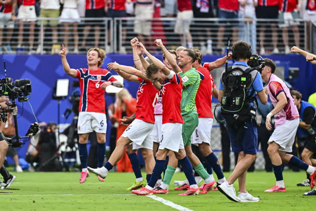 Brazil v Norway: Round of 16 - FIFA World Cup, WM, Weltmeisterschaft, Fussball 2026 New Jersey, United States - 5 July: Martin Odegaard of Norway (C) and teammates celebrate in the Viking rowing ritual with fans after winning during the FIFA World Cup 2026 Round Of 16 match between Brazil and Norway at New York New Jersey Stadium on July 5, 2026 in East Rutherford, United States East Rutherford New York New Jersey Stadium New Jersey United States Copyright: xLatinxSportxImagesx