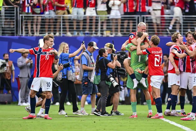 Brazil v Norway: Round of 16 - FIFA World Cup, WM, Weltmeisterschaft, Fussball 2026 New Jersey, United States - 5 July: (L-R) Martin Odegaard, Julian Ryerson, Goalkeeper Orjan Nyland and Andreas Schjelderup of Norway celebrate with fans after winning during the FIFA World Cup 2026 Round Of 16 match between Brazil and Norway at New York New Jersey Stadium on July 5, 2026 in East Rutherford, United States East Rutherford New York New Jersey Stadium New Jersey United States Copyright: xLatinxSportxImagesx