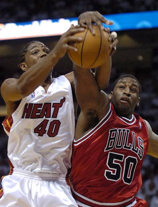 USA BASKETBALL NBA, Basketball Herren, USA PLAYOFFS USA NBA BASKETBALL PLAYOFFS CHICAGO BULS AGAINST THE MIAMI HEAT epa00696499 Miami Heat forward Udonis Haslem (L) and Chicago Bulls forward Michael Sweetney (R) battle for a loose ball during the first half of their first round Eastern Conference playoff game at the American Airlines Arena in Miami, Florida Saturday 22 April 2006. Miami United States  Copyright: xRHONAxWISEx