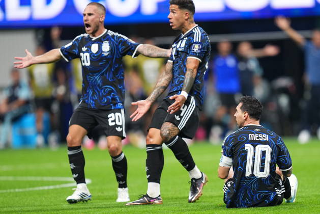 England v Argentina - FIFA World Cup, WM, Weltmeisterschaft, Fussball 2026 - Semi Finals ATLANTA, GEORGIA - JULY 15: Argentina’s Leandro Paredes (5) and Enzo Fernandez (20) react as Lionel Messi (10) sits on the pitch during the 2026 FIFA World Cup semifinal match between England and Argentina at Atlanta Stadium in Atlanta, Georgia, United States, on July 15, 2026. Evrim Aydin Anadolu Georgia United States. Editorial use only. Please get in touch for any other usage. Copyright: x2026xAnadoluxEvrimxAydinx