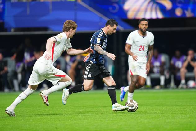 England v Argentina - FIFA World Cup, WM, Weltmeisterschaft, Fussball 2026 - Semi Finals ATLANTA, GEORGIA - JULY 15: Argentina’s Lionel Messi (10) dribbles the ball under pressure from England’s Elliot Anderson (8) during the 2026 FIFA World Cup semifinal match between England and Argentina at Atlanta Stadium in Atlanta, Georgia, United States, on July 15, 2026. Evrim Aydin Anadolu Georgia United States. Editorial use only. Please get in touch for any other usage. Copyright: x2026xAnadoluxEvrimxAydinx