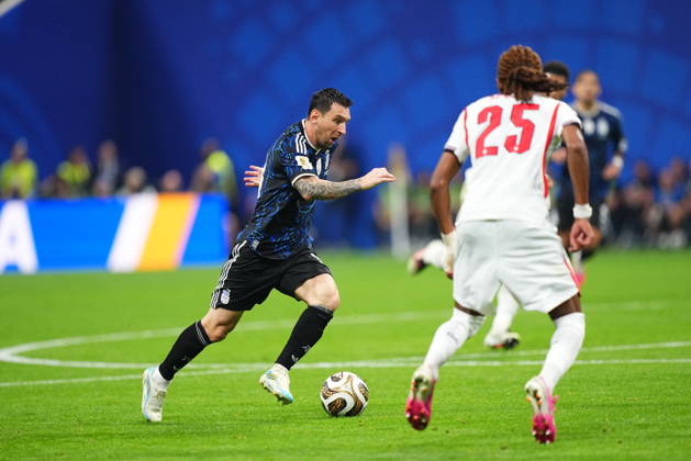 England v Argentina - FIFA World Cup, WM, Weltmeisterschaft, Fussball 2026 - Semi Finals ATLANTA, GEORGIA - JULY 15: Argentina’s Lionel Messi (10) advances with the ball against England’s Rico Lewis (25) during the 2026 FIFA World Cup semifinal match between England and Argentina at Atlanta Stadium in Atlanta, Georgia, United States, on July 15, 2026. Evrim Aydin Anadolu Georgia United States. Editorial use only. Please get in touch for any other usage. Copyright: x2026xAnadoluxEvrimxAydinx