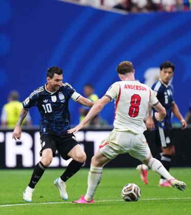 England v Argentina - FIFA World Cup, WM, Weltmeisterschaft, Fussball 2026 - Semi Finals ATLANTA, GEORGIA - JULY 15: Lionel Messi of Argentina and Elliot Anderson of England compete for the ball during the 2026 FIFA World Cup semifinal match between England and Argentina at Atlanta Stadium in Atlanta, Georgia, United States, on July 15, 2026. Jose Hernandez Anadolu Georgia United States. Editorial use only. Please get in touch for any other usage. Copyright: x2026xAnadoluxJosexHernandezx