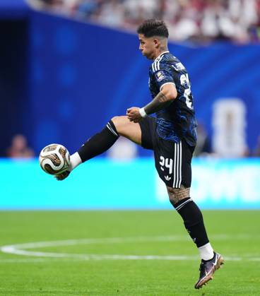 England v Argentina - FIFA World Cup, WM, Weltmeisterschaft, Fussball 2026 - Semi Finals ATLANTA, GEORGIA - JULY 15: Enzo Fernandez of Argentina plays the ball during the 2026 FIFA World Cup semifinal match between England and Argentina at Atlanta Stadium in Atlanta, Georgia, United States, on July 15, 2026. Jose Hernandez Anadolu Georgia United States. Editorial use only. Please get in touch for any other usage. Copyright: x2026xAnadoluxJosexHernandezx