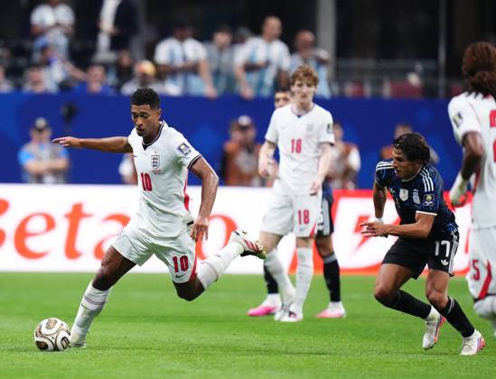 England v Argentina - FIFA World Cup, WM, Weltmeisterschaft, Fussball 2026 - Semi Finals ATLANTA, GEORGIA - JULY 15: Jude Bellingham of England runs with the ball during the 2026 FIFA World Cup semifinal match between England and Argentina at Atlanta Stadium in Atlanta, Georgia, United States, on July 15, 2026. Jose Hernandez Anadolu Georgia United States. Editorial use only. Please get in touch for any other usage. Copyright: x2026xAnadoluxJosexHernandezx