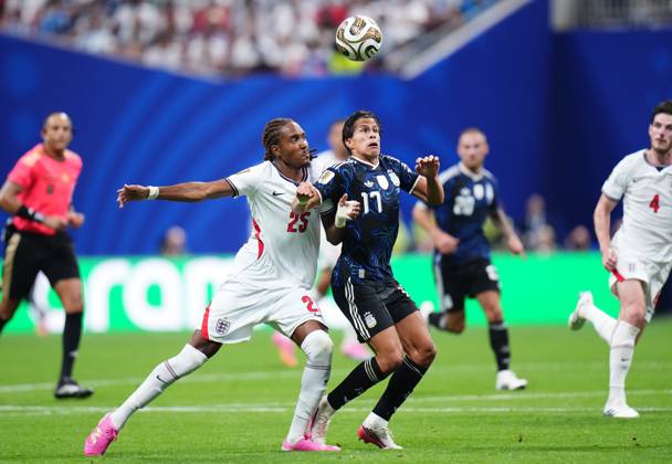 England v Argentina - FIFA World Cup, WM, Weltmeisterschaft, Fussball 2026 - Semi Finals ATLANTA, GEORGIA - JULY 15: Giuliano Simeone of Argentina and Djed Spence of England compete for the ball during the 2026 FIFA World Cup semifinal match between England and Argentina at Atlanta Stadium in Atlanta, Georgia, United States, on July 15, 2026. Jose Hernandez Anadolu Georgia United States. Editorial use only. Please get in touch for any other usage. Copyright: x2026xAnadoluxJosexHernandezx